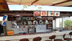 بار بجانب حمام السباحة