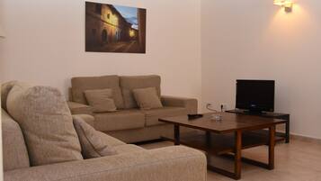 Apartamento, 2 habitaciones | Sala de estar | Una televisión