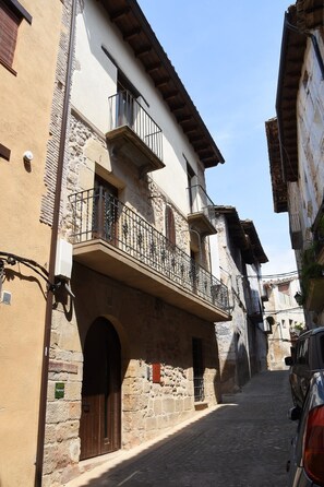 Vista frontal de la propiedad