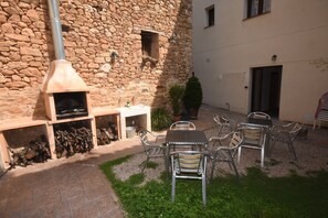 Daily continental breakfast (EUR 20 per person)