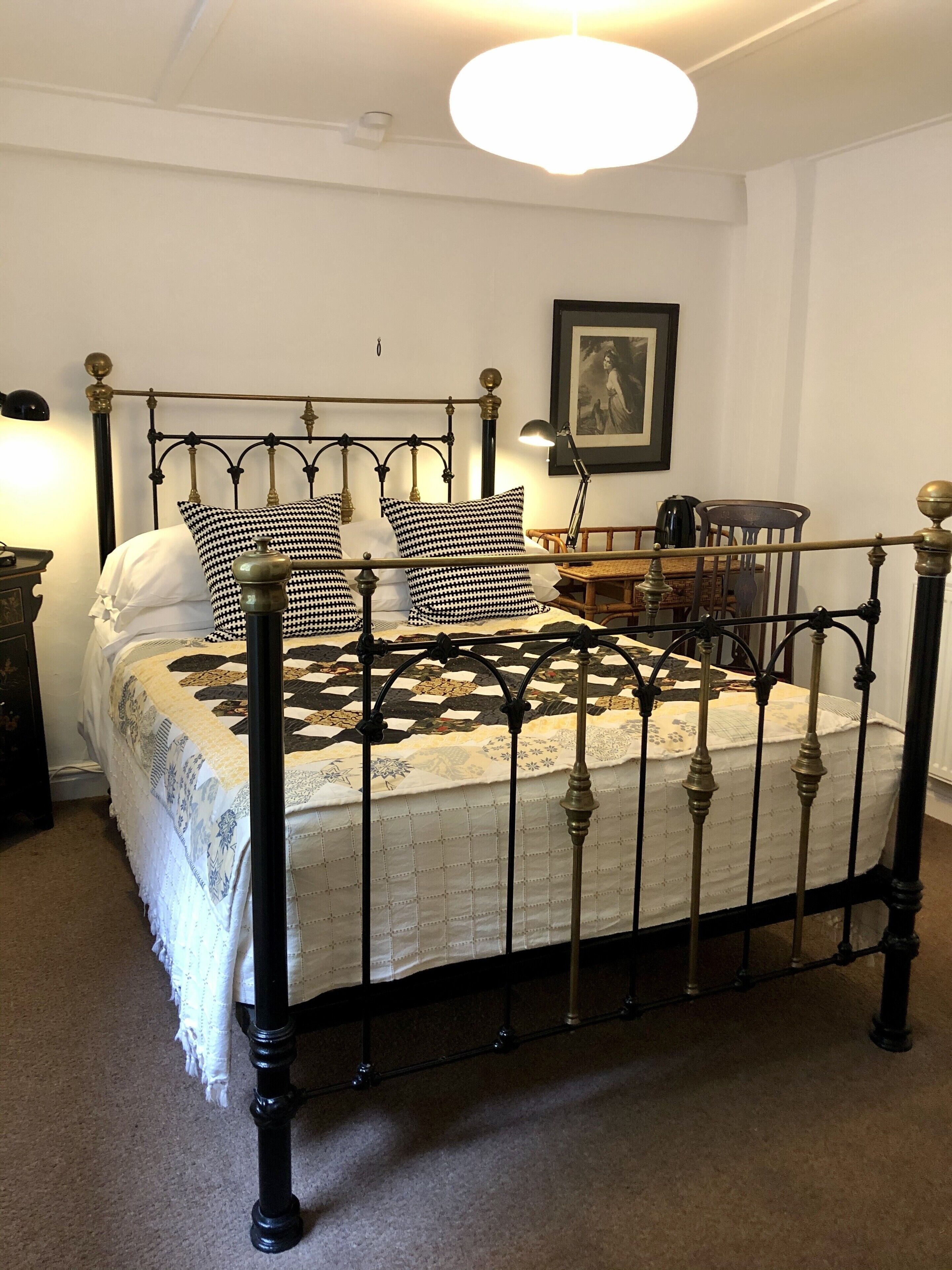 4 chambres, coffres-forts dans les chambres, fer et planche à repasser