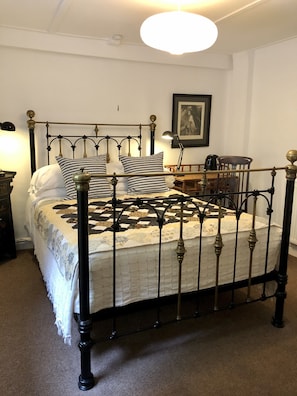 4 soverom, safe på rommet, strykejern/-brett og reiseseng for barn