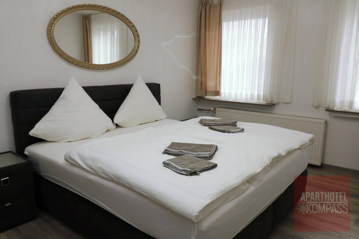 Aparthotel Kompass - Doppelzimmer (A107) | Skrifborð, rúmföt