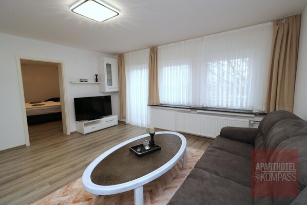 Aparthotel Kompass - Apartment (A401) | Living room | TV
