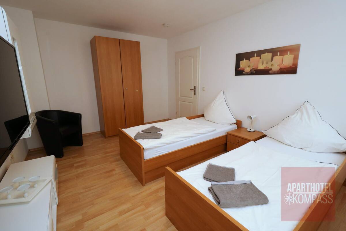 Aparthotel Kompass - Apartment (A202-203) | Skrifborð, rúmföt