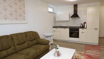 Aparthotel Kompass - Apartment (A201) | Wohnbereich | Fernseher