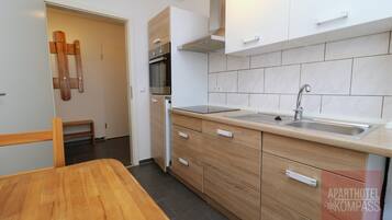 Aparthotel Kompass - Apartment (A102-103) | Cuisine privée | Réfrigérateur, four, plaque de cuisson, lave-vaisselle