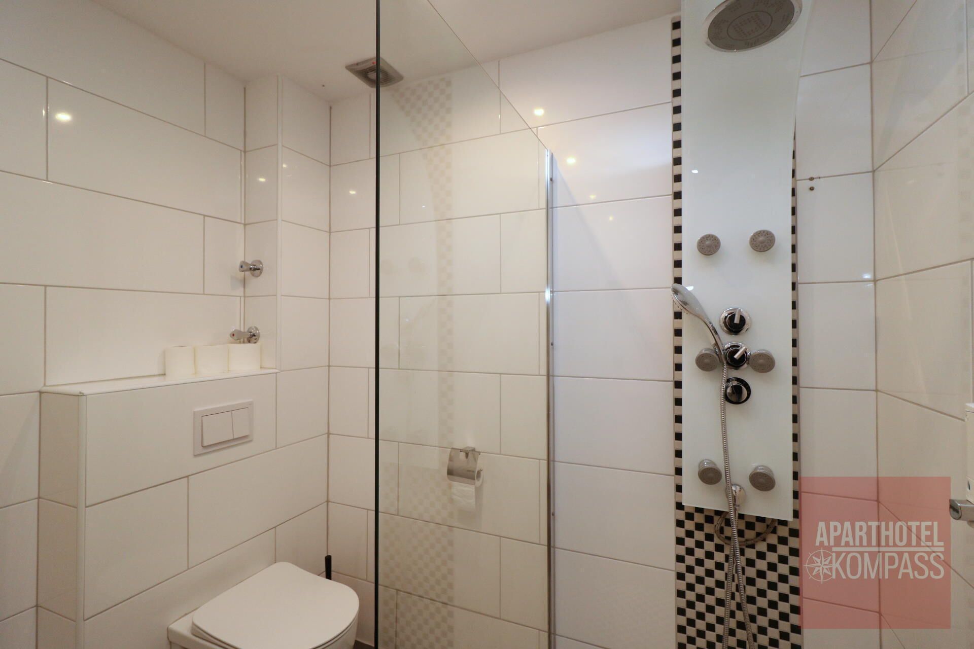 Aparthotel Kompass - Doppelzimmer (A107) | Badezimmer | Dusche, Haartrockner, Handtücher
