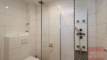 Aparthotel Kompass - Doppelzimmer (A107) | Badezimmer | Dusche, Haartrockner, Handtücher