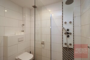 Aparthotel Kompass - Doppelzimmer (A107) | Bathroom | Shower, hair dryer, towels - Aparthotel Kompass (Essen)