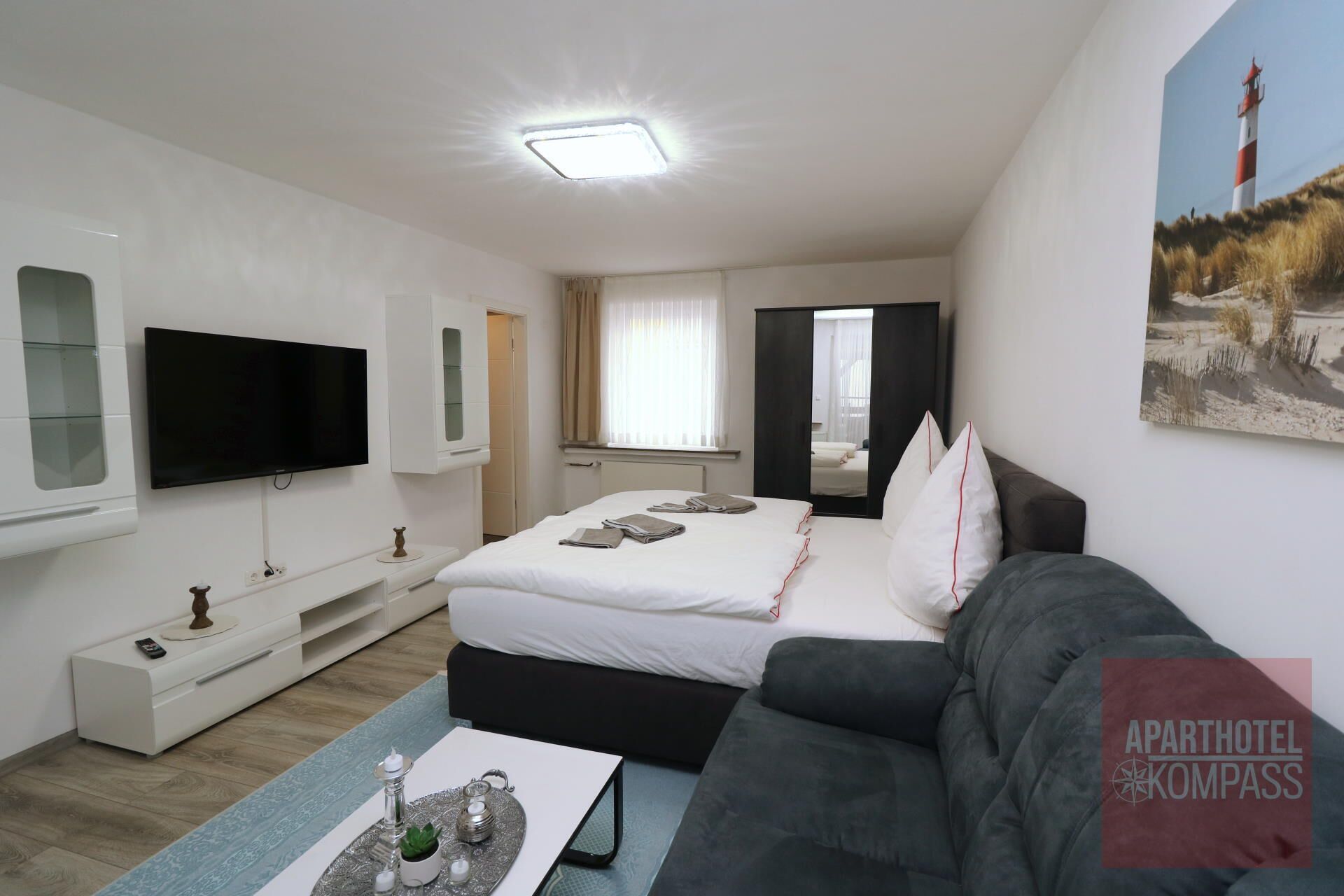 Aparthotel Kompass - Doppelzimmer (A108) | 書桌、床單