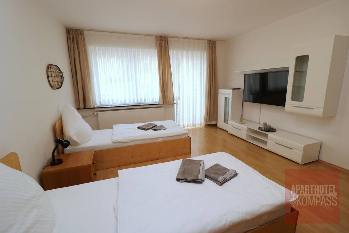 Aparthotel Kompass - Apartment (A302-303) | Skrifborð, rúmföt