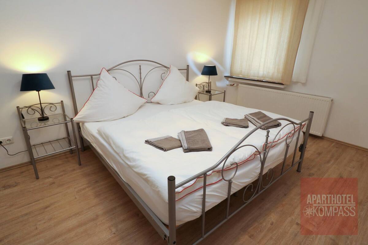 Aparthotel Kompass - Apartment (A301) | Skrifborð, rúmföt