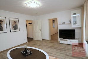 Aparthotel Kompass - Apartment (A401) | Living area | TV