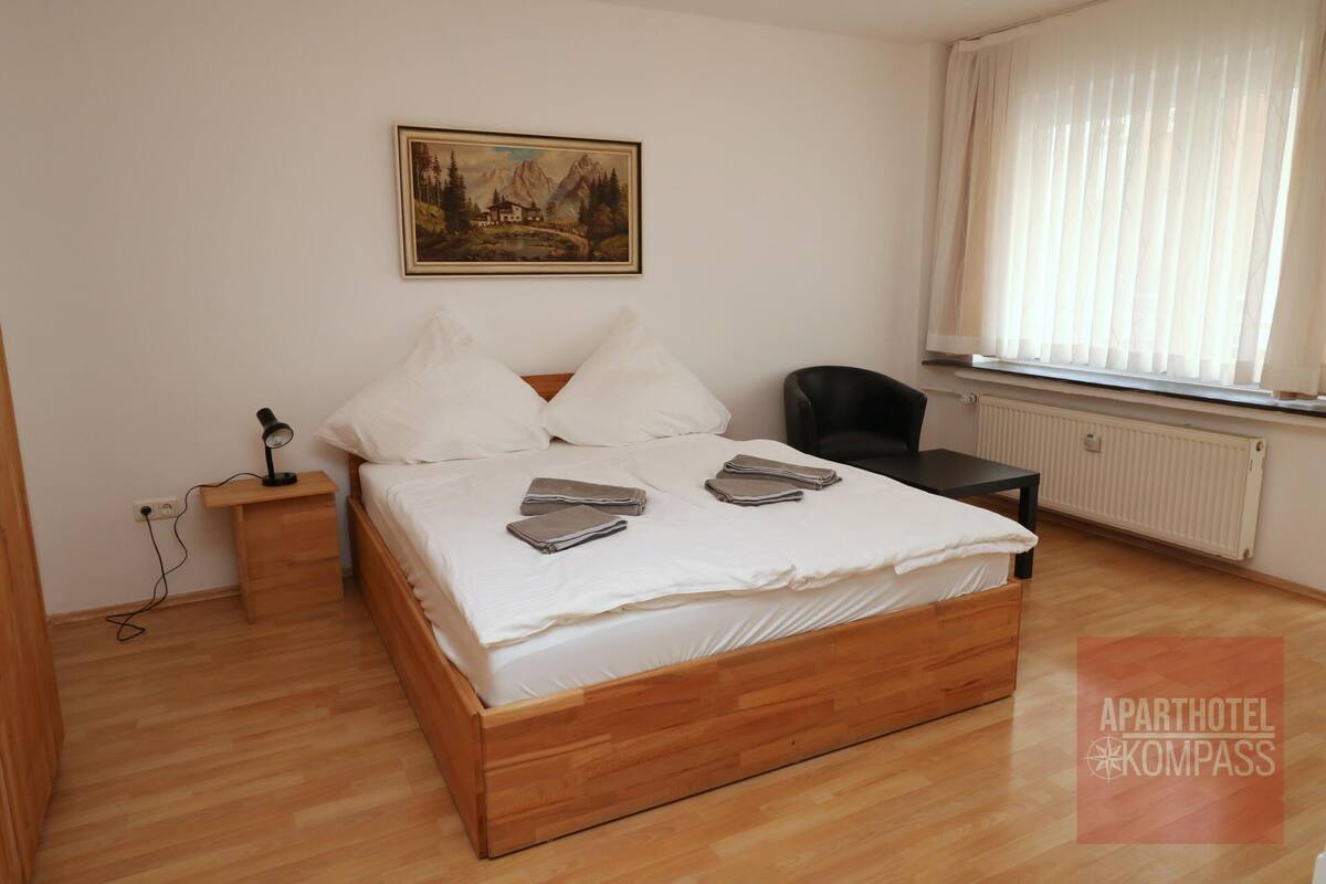 Aparthotel Kompass - Apartment (A102-103) | Skrifborð, rúmföt