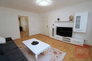 Aparthotel Kompass - Apartment (A404) | Living area | TV