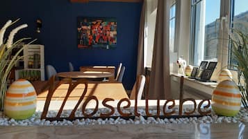 40-cm flat-screen TV with satellite channels, TV