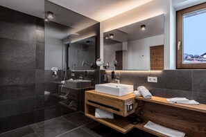Douche, articles de toilette gratuits, sèche-cheveux, chaussons