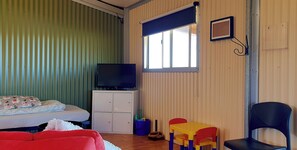1 bedroom, travel crib, bed sheets, wheelchair access - Farmstay cabins in Western Australia, close to highway. (Northampton)