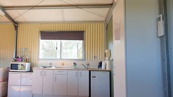 KylskÄp, mikrovÄgsugn, spishÀll och vattenkokare