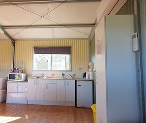 Kühlschrank, Mikrowelle, Herdplatte, Wasserkocher