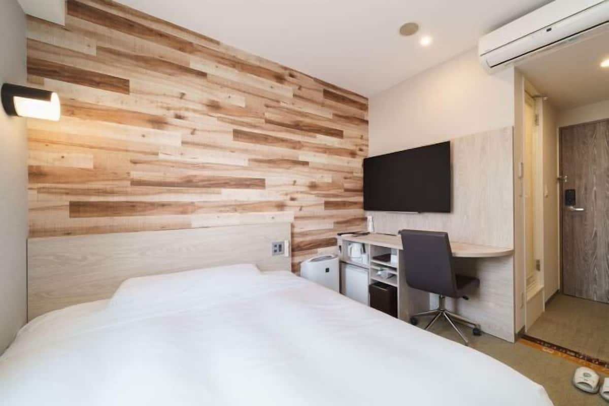 Desk, blackout drapes, soundproofing, free WiFi