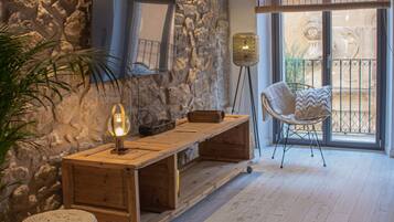 Een smart-tv en boeken