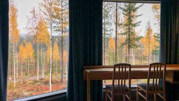 Luksusmökki, 1 keskisuuri parisänky, näköala puistoon, rinteen puolella | 1 makuuhuone, ylelliset vuodevaatteet, memory foam -patjalliset sängyt