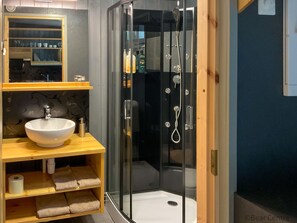 Luksushytte, 1 queensize-seng, parkutsikt, ved skibakken | Bad | Dusj, bidé, oppvarmet badegulv og håndklær