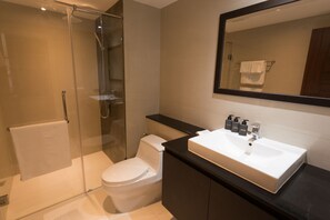 Vila, 3 kamar tidur | Kamar mandi | Shower, pancuran hujan, perlengkapan mandi gratis, dan pengering rambut
