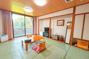 Kamar Quadruple Basic (Japanese Style) | Brankas, Wi-Fi gratis, dan seprai linen