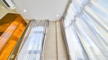 Buồng tắm vòi sen, đồ dùng nhà tắm miễn phí, máy sấy tóc