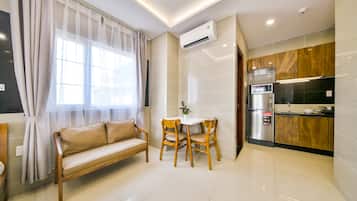 Skyy Panorama Studio | Bếp nhỏ riêng | Tủ lạnh, lò vi sóng, bếp nấu, ấm điện