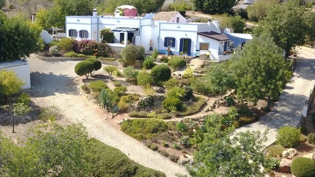Un bâtiment blanc avec un jardin devant.