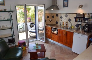 Réfrigérateur, micro-ondes, plaque de cuisson, cafetière/bouilloire