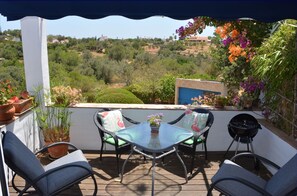 Outdoor dining - Small apartment in a quiet location with two private terraces and sea views (Olhão)
