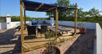 Kleine Ferienwohnung in ruhiger Lage mit zwei privaten Terrassen und Meerblick