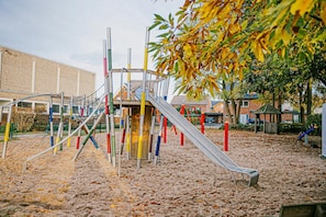 Área de juegos infantiles al aire libre