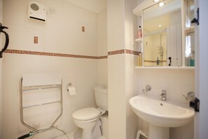 Kombinert dusj/badekar og hårføner