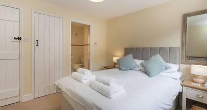 Burnham B - a self catering cottage that sleeps 4 guests in 2 bedrooms