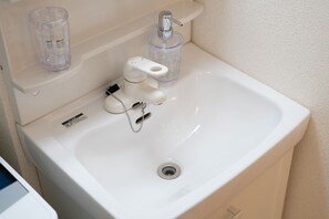 별도의 욕조 및 샤워 시설, 전신 욕조, 헤어드라이어, 타월