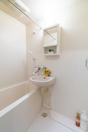 Baignoire et douche séparées, baignoire relaxante profonde