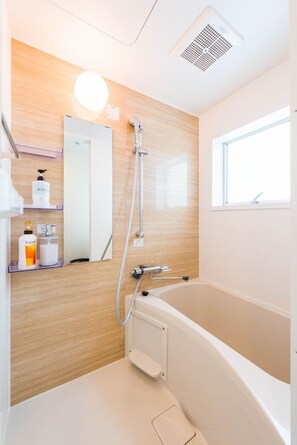 Separate bathtub and shower, deep-soaking bathtub, hair dryer, towels - Ebihara Bldg (Tokyo)