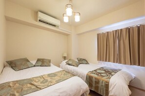 Iron/ironing board, bed sheets - Ebihara Bldg (Tokyo)