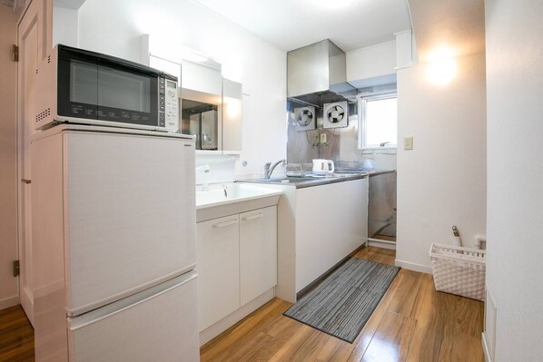 Apartment, 2 Bedrooms | Private kitchen | Fridge, microwave, stovetop, electric kettle