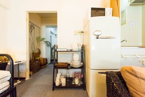 Apartment, 1 Bedroom | Private kitchenette | Fridge, microwave, stovetop, electric kettle