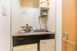Studio | Private kitchen | Fridge, microwave, stovetop, electric kettle - Shinjuku Five Address 201 (Tokyo)