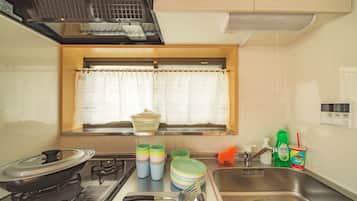 House, 2 Bedrooms | Private kitchen | Fridge, microwave, stovetop, electric kettle