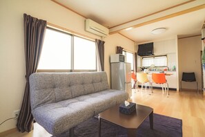 Maison, 2 chambres | Coin séjour | Télévision