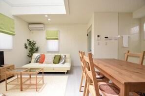 Casa, 4 habitaciones | Área de sala de estar | Televisión 